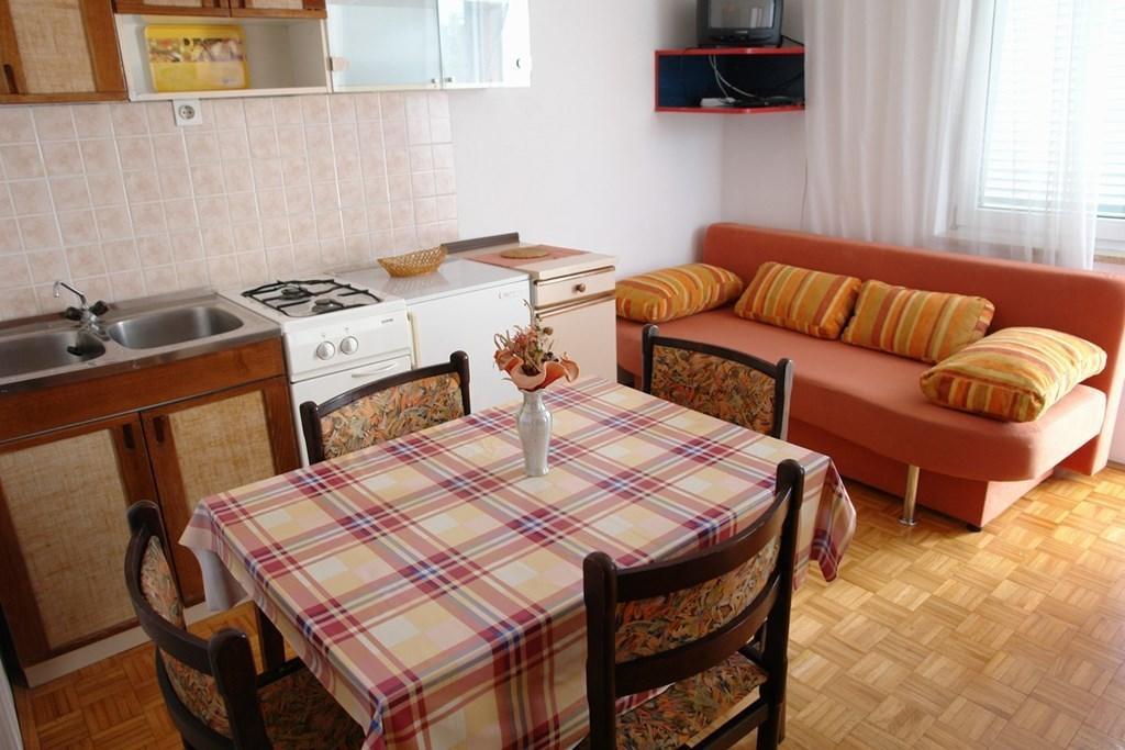 Beautiful Apartment In Crikvenica With Kitchen Oda fotoğraf